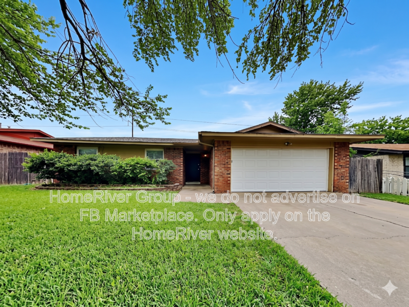 BEAMED VAULTED CEILINGS | FIREPLACE | FENCED YARD property image