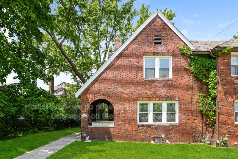 Spacious Updated 2-Bedroom Duplex - Perry North property image